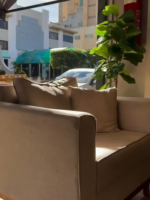 Recepção da Follum Clinic com sofá e plantas